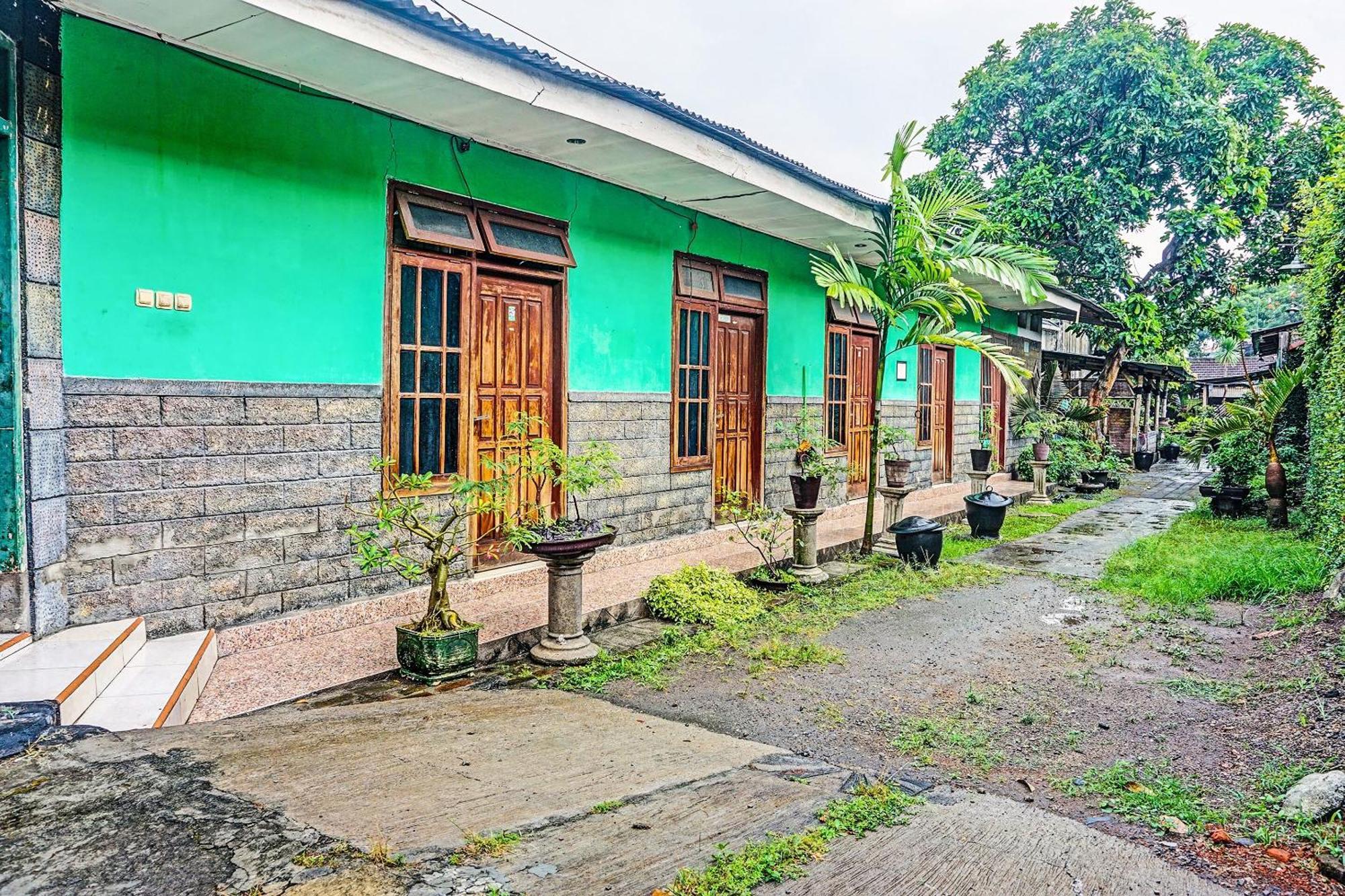 Oyo 91697 Nyaman Homestay Syariah Pare Exterior foto